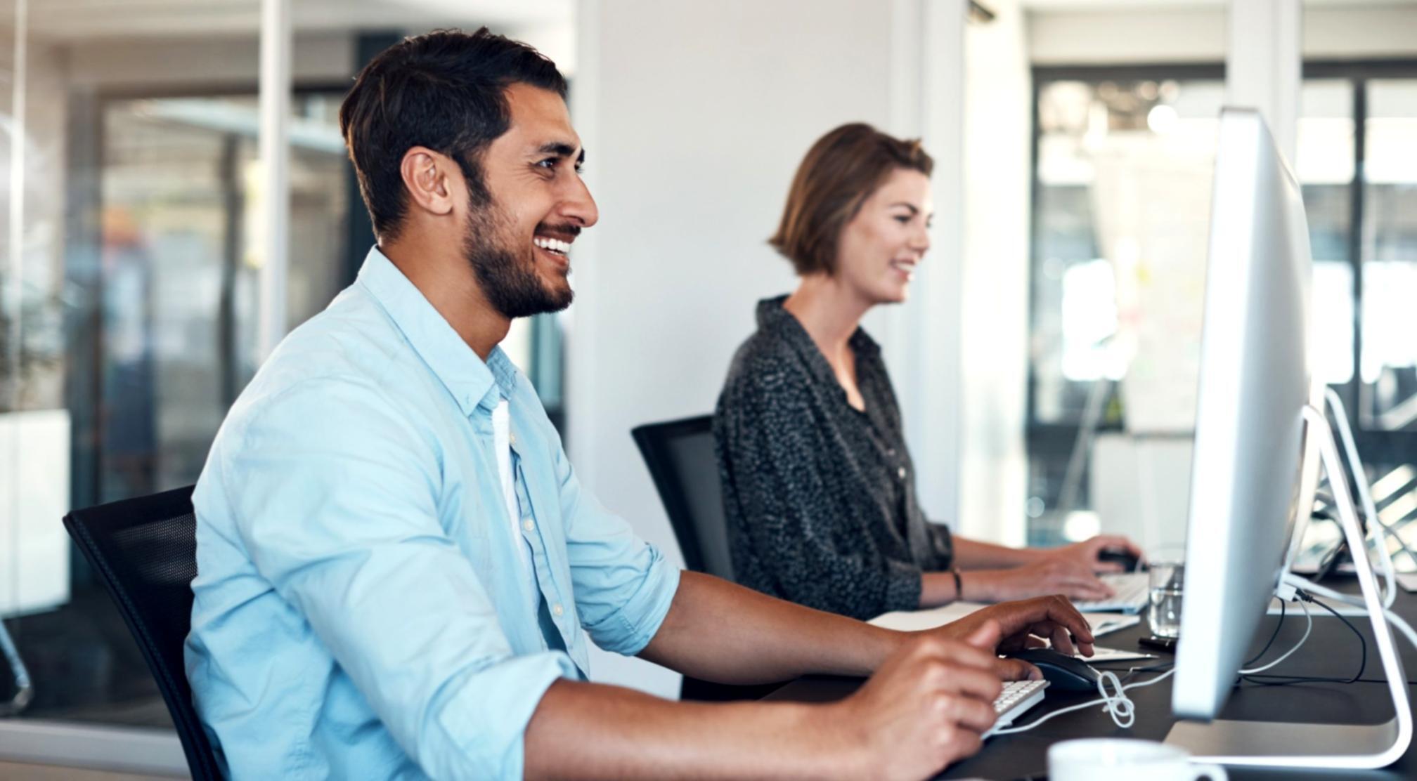 Persona accediendo a contenido formativo desde laptop