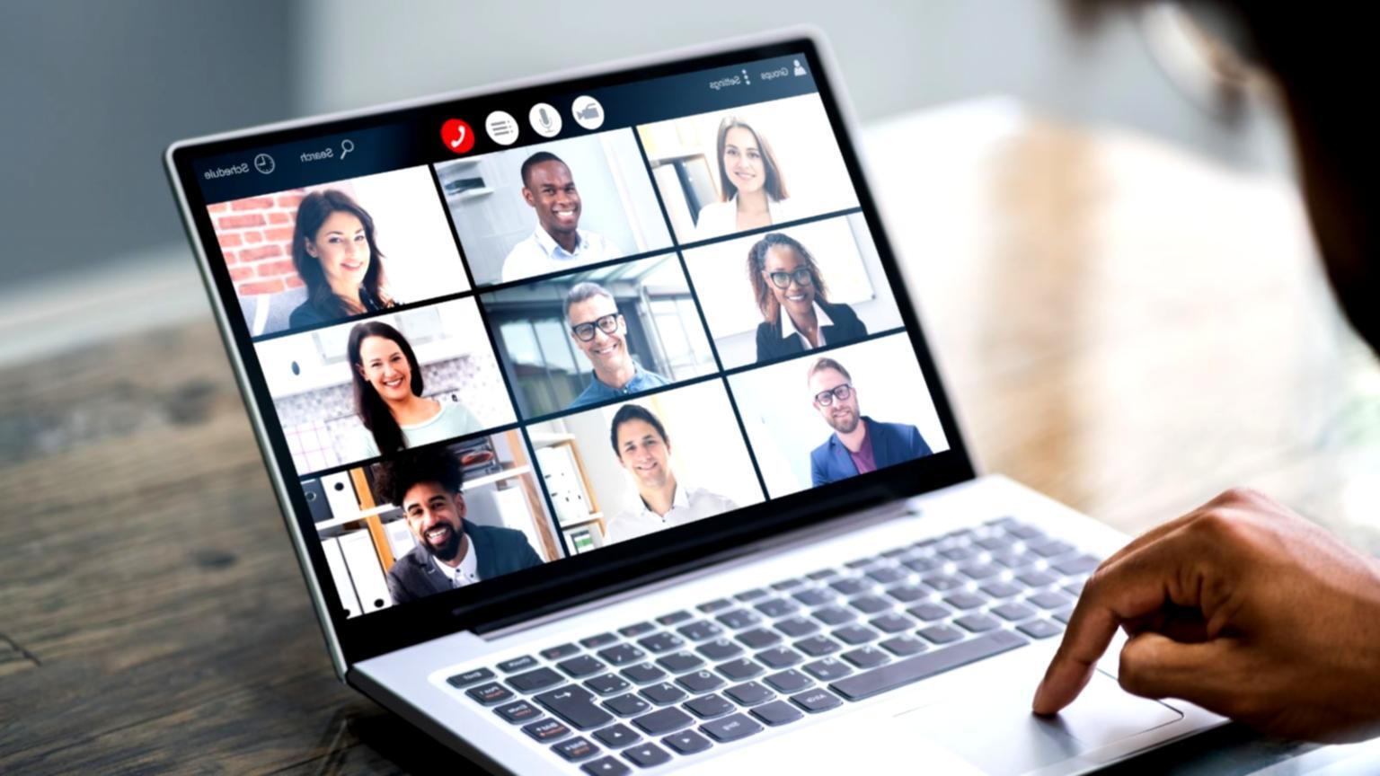 Estudiantes organizando su espacio de aprendizaje remoto